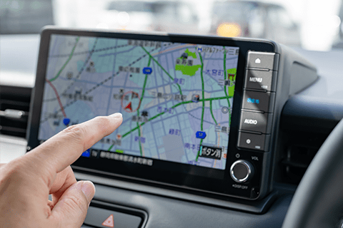 カーナビを操作しているイメージ