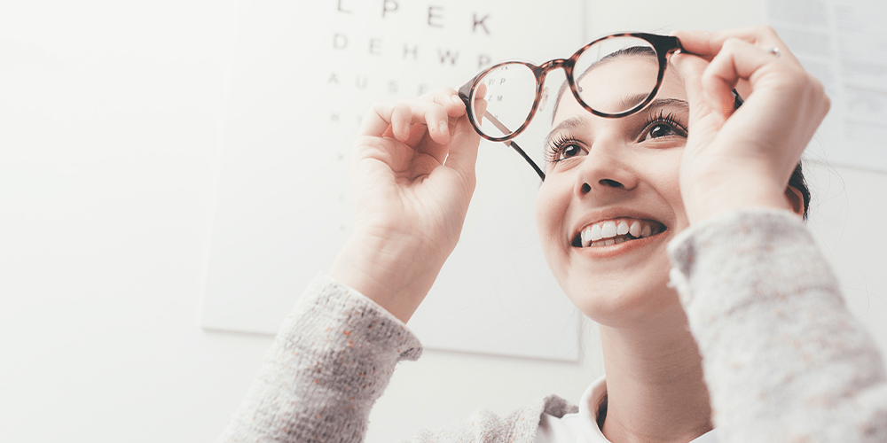 視力がどのくらい下がったらメガネをかけるべき？目安や正しい矯正方法を知ろう