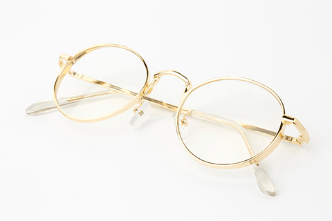 ゴールドのフレームのメガネ