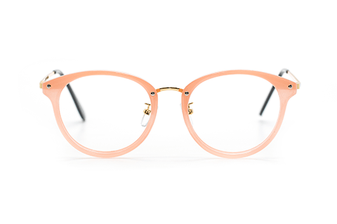 コーラルピンクのフレームのメガネ