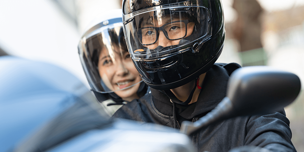 バイクに乗る際におすすめのメガネとは？選び方やヘルメットを被る際のポイントを解説