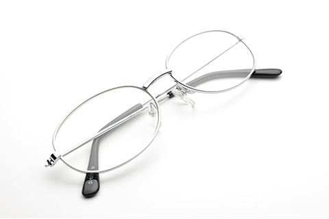 メタルフレームの細めのシルバーのメガネ