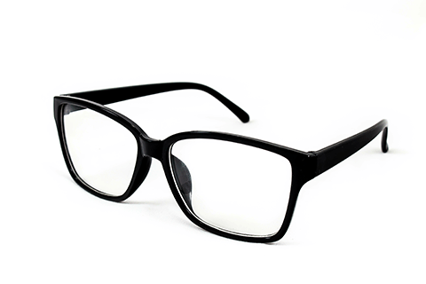 スクエアタイプの黒縁メガネ