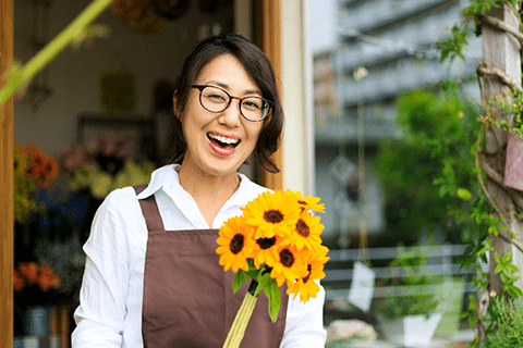 プラスチック素材のフレームを装用した女性