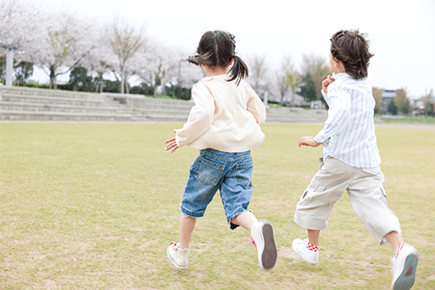 外で遊んでいるこども