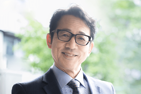 上質なメガネをかけた男性