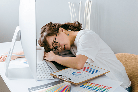 睡眠不足で居眠りする人