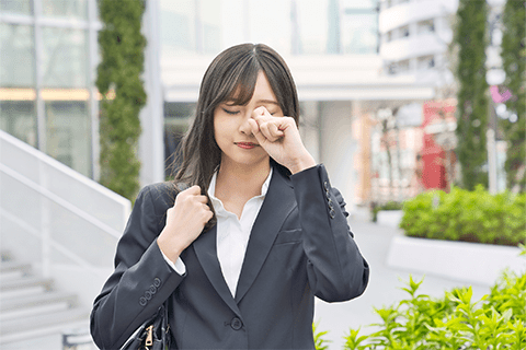 コンタクトレンズを使用して目が疲れている様子