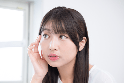 コンタクトレンズを装着する女性