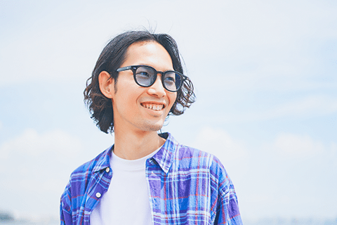 外でカラーレンズをかけている男性