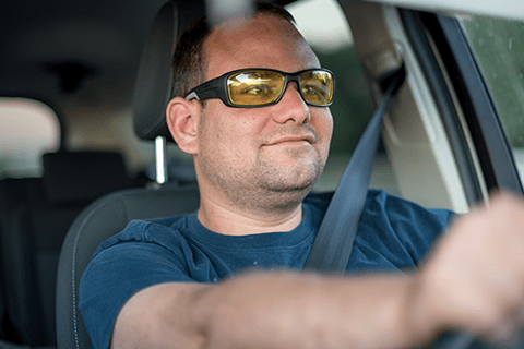 カラーレンズをかけて運転を楽しむ男性