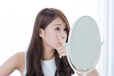 コンタクトレンズの確認をする女性