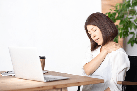 眼精疲労による肩こりの女性