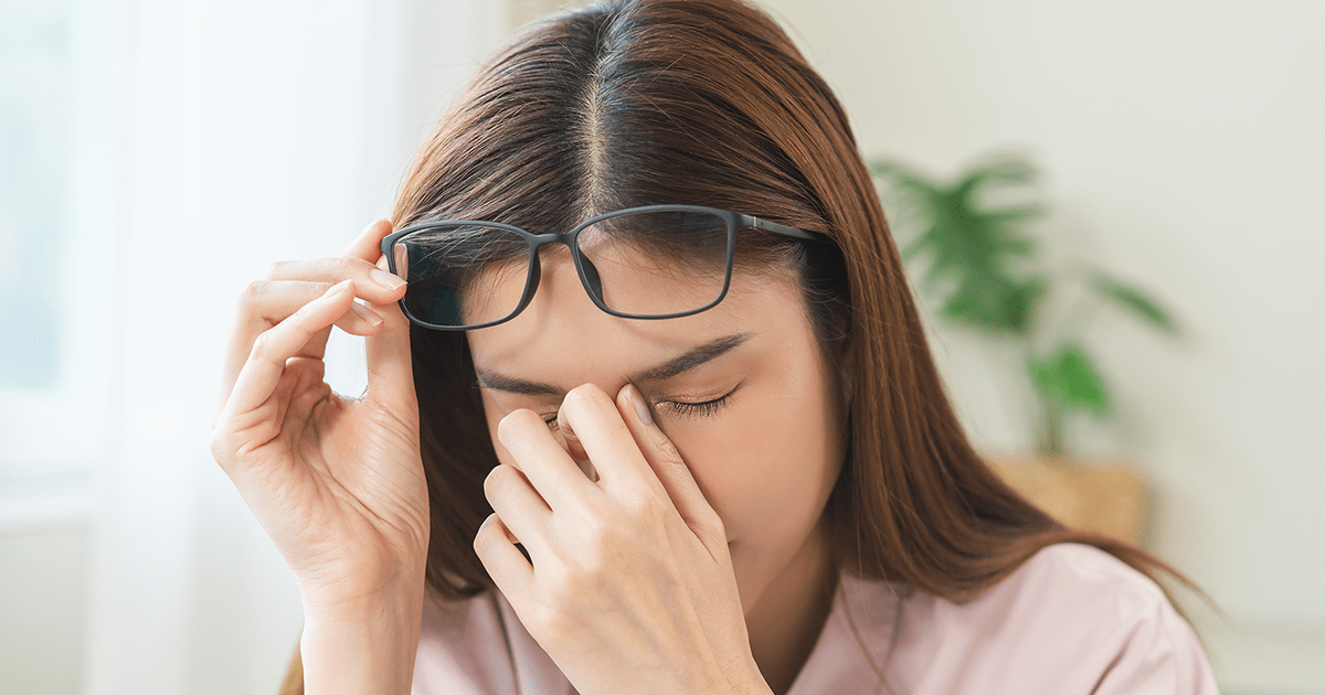 メガネをかけていると目が疲れやすい理由は？対処法を紹介