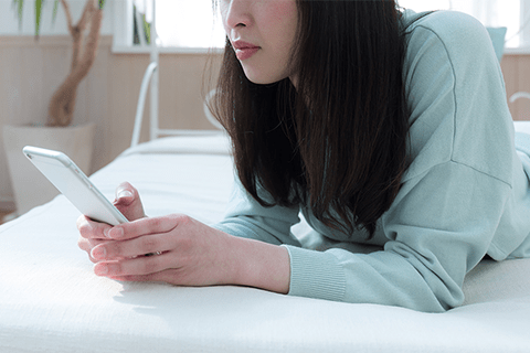 長時間のスマートフォン利用のイメージ