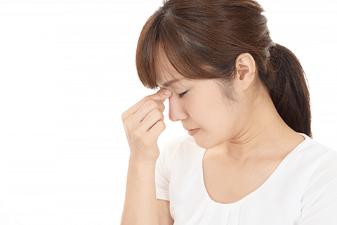 目が疲れている女性