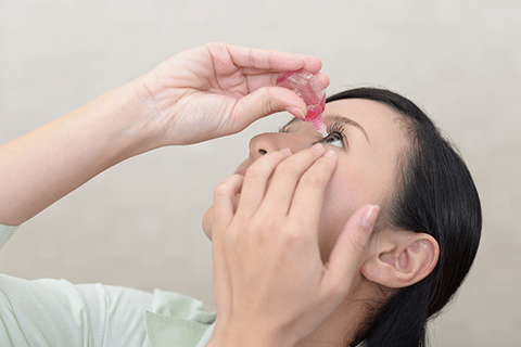 目薬を使用する女性
