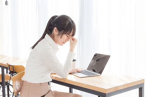 ドライアイで目を抑える女性