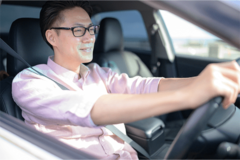 運転のときのみメガネを掛ける男性