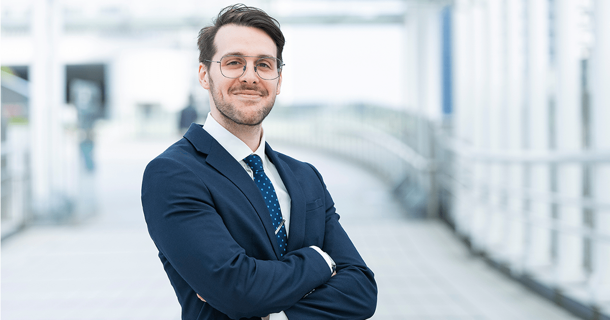 30代男性のスーツに似合うメガネは？選び方やフレームの特徴を紹介