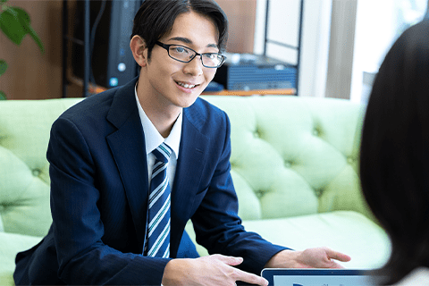 商談をする男性のイメージ