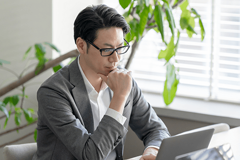 仕事をする男性