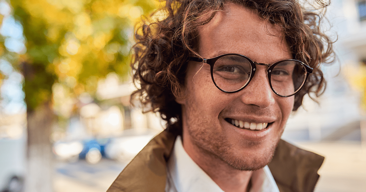 メンズメガネの選び方は?メガネ男子の魅力や年代別のポイントも解説
