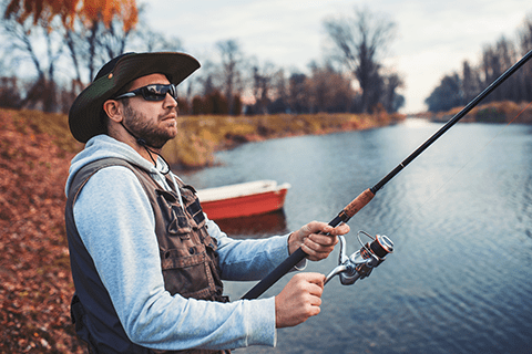 釣りをしている男性
