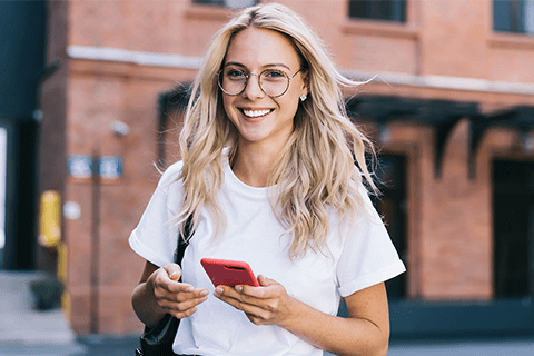 ファッションアイテムとしてメガネを使用している女性