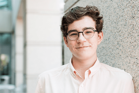 ハーフリムメガネをかけている男性