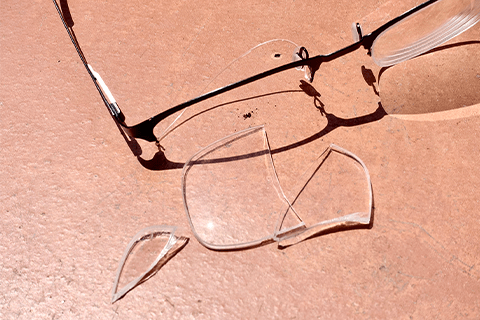 メガネが破損しているイメージ