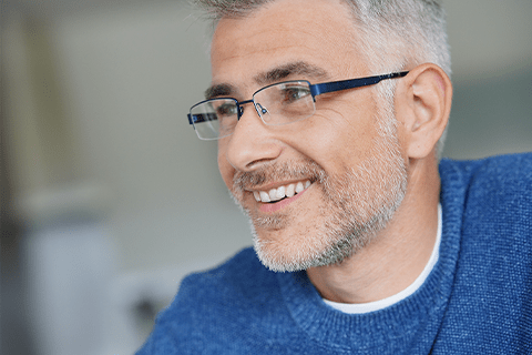 太いフレームのメガネをかけた男性