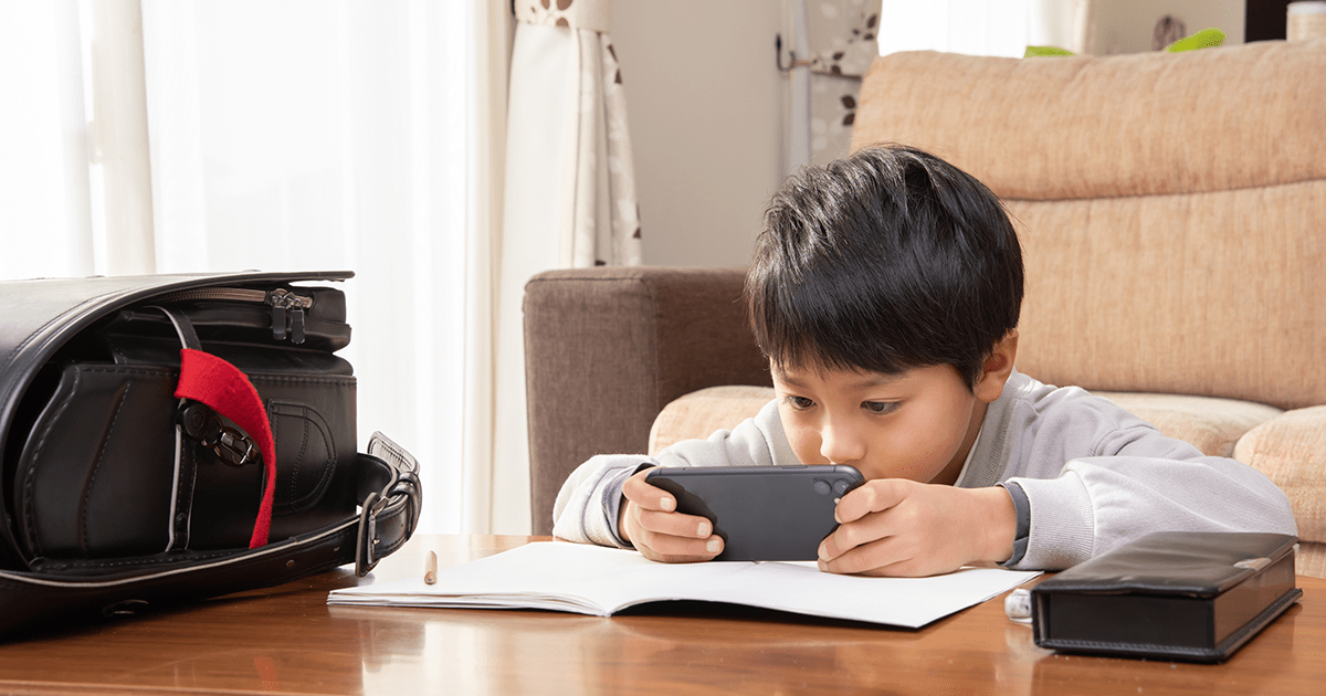 小学生が近視になる要因は？主な症状や進行を抑える対策・治療法も紹介