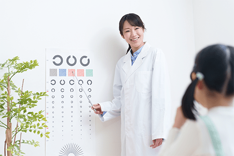 視力検査を受けるこども