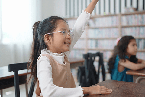 メガネをかけて授業を受けるこども