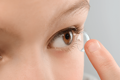 コンタクトレンズをつける様子