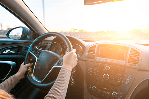 フロントガラスから光が反射している車内