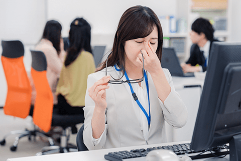目が疲れている女性