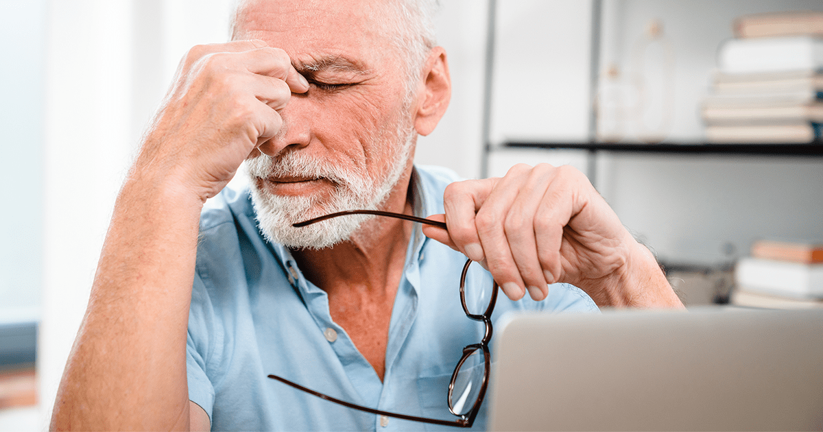 メガネで頭痛がする原因は？具体的な対処法や予防につながる選び方も紹介