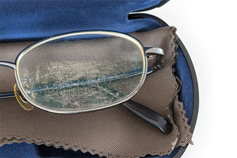 傷がついているメガネレンズ