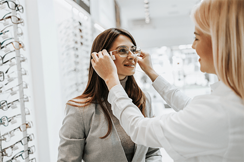 眼鏡店で再度フィッティングしてもらう