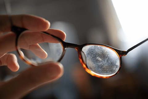 使わなくなった古いメガネのイメージ