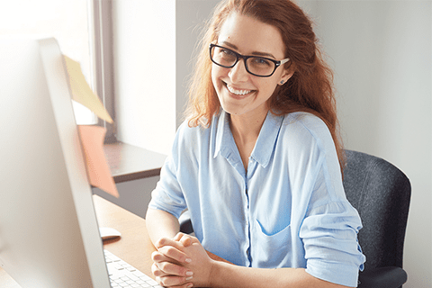 明るいカラーのフレームで目元をおしゃれに