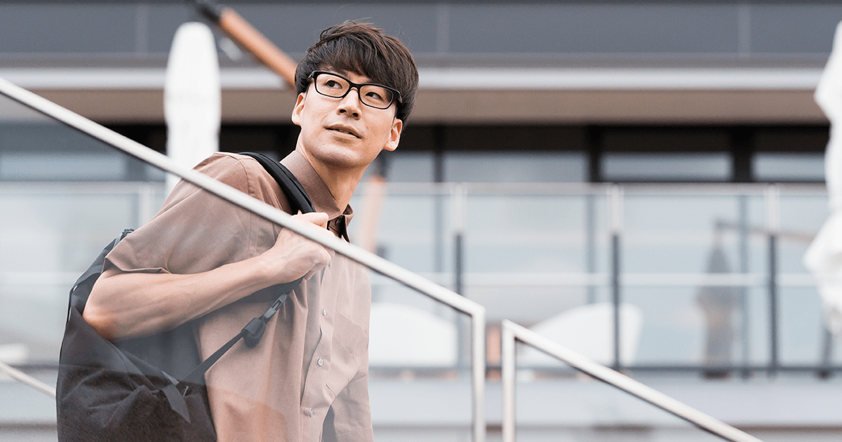 【20代メンズ向け】おしゃれなメガネのデザイン5選！選ぶコツやコーデ例も紹介