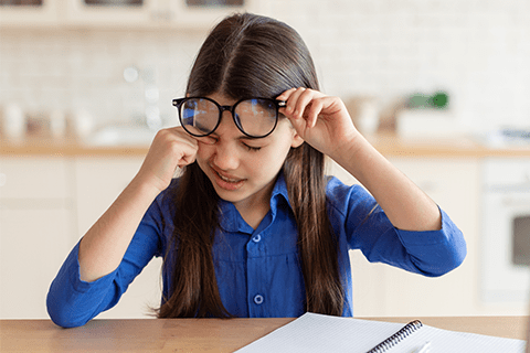 目をこする子供