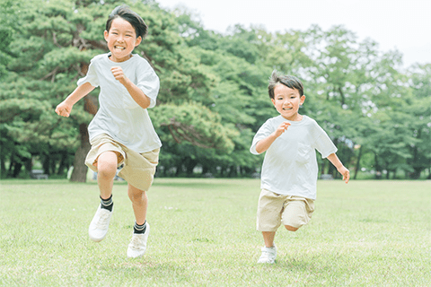 元気に外を駆け回る子供のイメージ