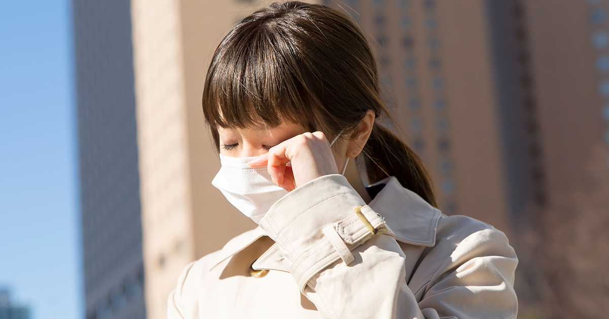 目がかゆいのは黄砂が原因かも？花粉症との見分け方や対策、受診の目安も