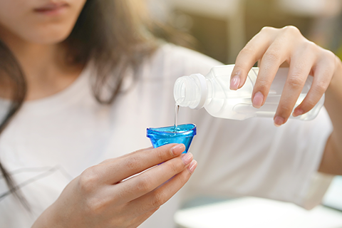 洗眼を行っている女性