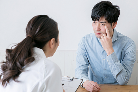 目の診断を受ける男性