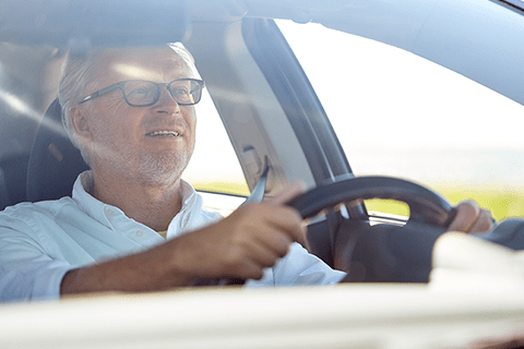 車を運転している男性
